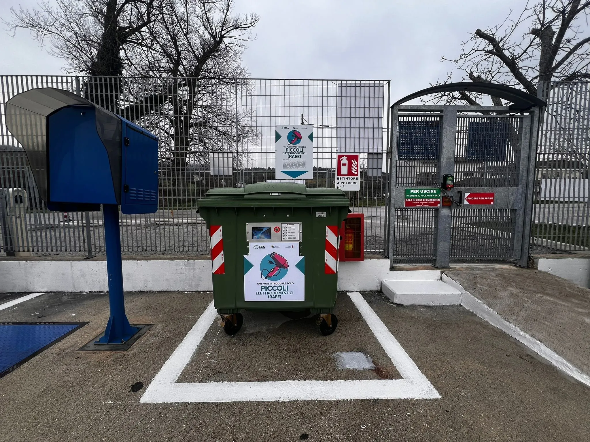 RIAPRE L’ISOLA SELF-SERVICE H24 DI SANTA MARIA DE FORAS: SERVIZIO MIGLIORATO PER UNA GESTIONE CORRETTA DEI RIFIUTI